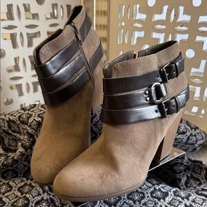 Boot Scootin Carlos Santana, tan and brown boots